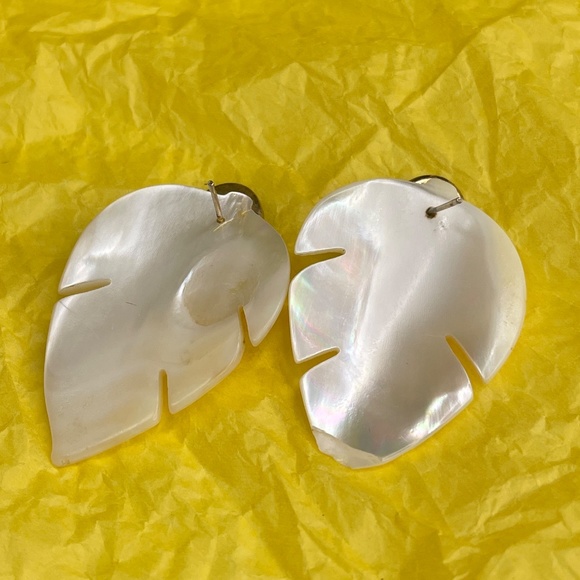 Vintage Earrings MOP Leaf Black Stone Pierced - Picture 4 of 4